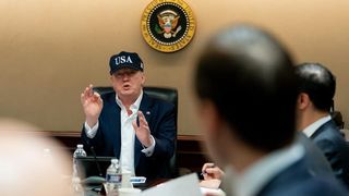 Unul dintre apropiații lui Trump a fost testat pozitiv cu noul coronavirus