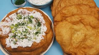 Langoşi reţetă: Aşa se fac cele mai delicioase gogoşi umplute cu brânză