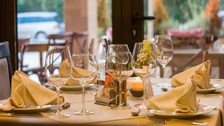 Dosar penal după ce angajaţii unui restaurant din centrul Clujului au fost prinşi &icirc;n flagrant