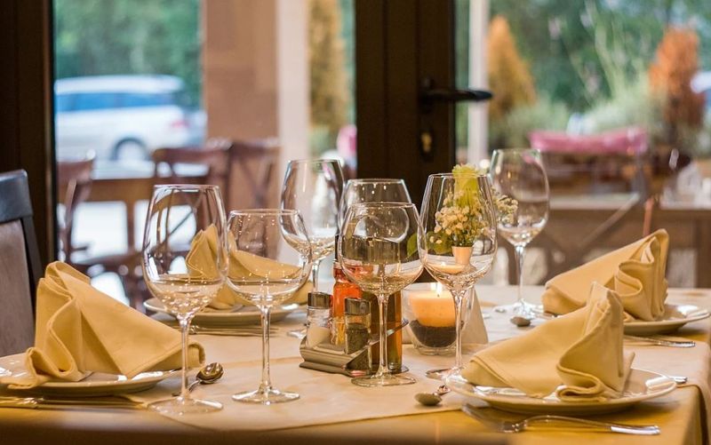 Dosar penal după ce angajaţii unui restaurant din centrul Clujului au fost prinşi în flagrant