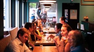 Dosar penal după ce angajaţii unui restaurant din centrul Clujului au fost prinşi &icirc;n flagrant c&acirc;nd serveau clienţii