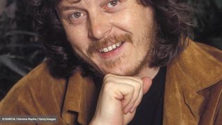 Pe timp de pandemie, un c&acirc;ntăreț a c&acirc;ntat &icirc;ntr-o piață pustie