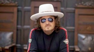 Pe timp de pandemie, un c&acirc;ntăreț a susţinut un concert &icirc;ntr-o piață pustie