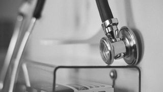 Trei membri ai personalului medical s-au aruncat pe geam din cauza covid-19