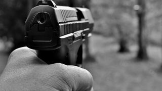 Scandal şi focuri de armă, într-un cartier din Arad. Cel puţin şapte persoane au fost duse la audieri