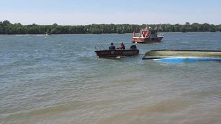 Tulcea: Ambarcaţiune cu zece persoane la bord, răsturnată pe canalul Sulina