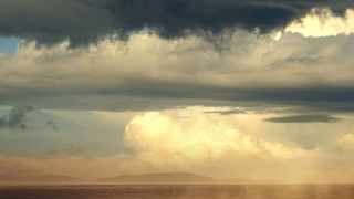 Un nor de praf saharian vine peste Rom&acirc;nia. Află ce spune Ministrul Mediului