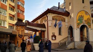 Bisericile se redeschid.  Slujele pot fi reluate &icirc;n curtea bisericii 