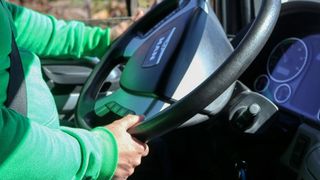 Caz șocant la Galați. Un șofer a întreținut relații intime cu o fată de 14 ani chiar la locul de muncă