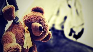 Optsprezece percheziţii &icirc;n Rom&acirc;nia, Marea Britanie şi Austria, la o grupare care exploata sexual 28 de tinere