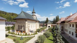 Focar de infecție la M&acirc;năstirea Putna. Zeci de călugări transferați la Spitalul Județean Suceava