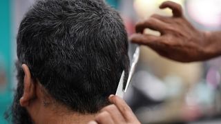 Rom&acirc;nii au mers buluc la cimitire, frizerii și saloane de &icirc;nfrumusețare. Cu toții profită de &icirc;ncetarea stării de urgență