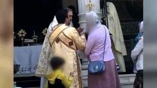 IPS Teodosie a &icirc;mpărtăşit mai mulţi copii cu aceeaşi linguriţă - VIDEO