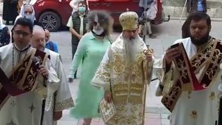 O femeie a făcut piruete în jurul lui IPS Teodosie, în timpul primei slujbe din perioada de relaxare - VIDEO