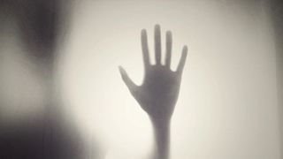 Abuzată de tată și găsită fără suflare