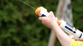 preot pistol cu apă