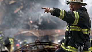 Incendiu violent pe DN 1, la ieşire din Sinaia spre Buşteni. O cisternă cu 30 de tone motorină şi benzină a luat foc