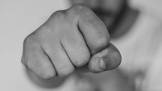 Strigătul disperat al unei mame, după ce Poliția Rom&acirc;nă i-a abuzat copilul: &bdquo;A fost luat forțat de pe stradă si băgat &icirc;n mașina de serviciu&rdquo;