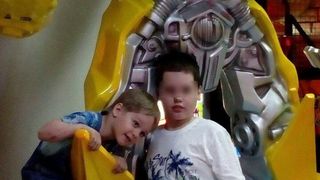  și-a &icirc;njunghiat de fratele de 15 ori