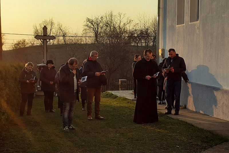 biserica română reluare slujbă de paște