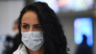 Ludovic Orban: Va fi obligatorie purtarea măştii în toate spaţiile închise