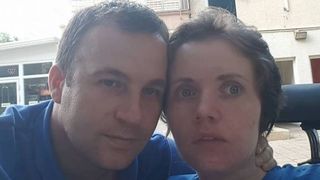 Iulia trăiește de 5 ani ca un bebeluș, &icirc;ngrijită de soțul ei! Povestea dramatică a unei familii din Brașov