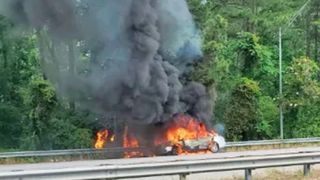 și-a dat foc la mașină cu copilul &icirc;n ea