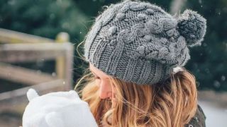 Caz șocant. O mamă și-a dat foc mașinii, deși copilul ei se afla &icirc;năuntru