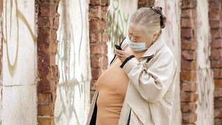 &Icirc;nt&acirc;mplarea inedită a unei bunici. Femeia a fost nevoită să şteargă toate pozele cu nepoţii ei de pe reţelele sociale