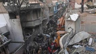 Pakistan: Cel puţin 97 de persoane au murit după prăbuşirea unui avion de linie la Karachi