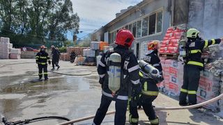 Incendiu la o hală de materiale de construcţii din Constanţa. Un pompier a fost rănit