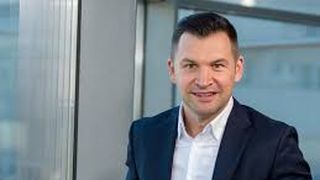 Imagini cu ministrul Sportului într-o intervenţie la TV de acasă, devenite virale