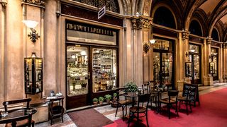 Coronavirus - Grecia a redeschis cafenelele şi restaurantele