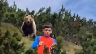 &Icirc;nt&acirc;mplare desprinsă parcă din filmele de groază: Un băiat de doar 12 ani este urmărit de un urs uriaș