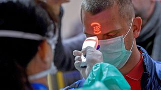 Ministerul Sănătăţii: Măsurarea temperaturii la intrarea într-un spaţiu închis este obligatorie