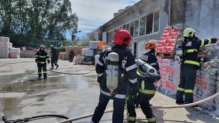 Incendiu cu mari degajări de fum la un depozit de materiale textile şi mase plastice din municipiul Iaşi