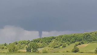 VIDEO | Tornadă şi furtuni cu piatră
