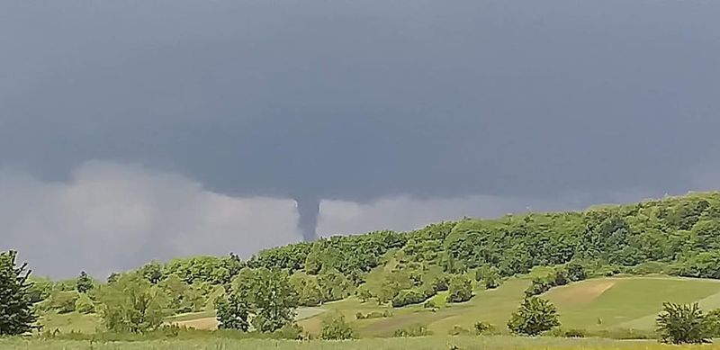 VIDEO | Tornadă şi furtuni cu piatră