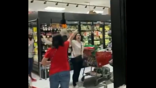   Scandal într-un supermarket! O femeie fără mască a fost gonită din supermarket de alți clienți