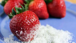 Căpșuni cu zahăr. Adevărul șocant despre această combinație. Ce se întâmplă în corpul tău