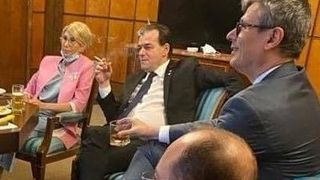Fotografie cu premierul şi mai mulţi miniştri care beau, fumează şi mănâncă într-un birou al Guvernului. Reacția lui Orban