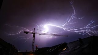 Prognoză meteo pentru Bucureşti: Temperaturile scad, v&acirc;nt, averse şi descărcări electrice