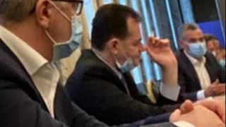 O nouă fotografie cu premierul care fumează &icirc;n spaţii &icirc;nchise, publicată pe Facebook