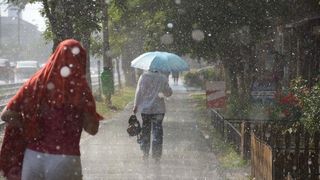 Luna iunie &icirc;ncepe cu ploi și furtuni. Anunțul meteorologilor