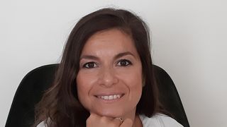 alexandra-paucescu-just-a-diplomatic-spouse-carte-amazon