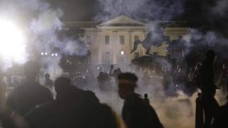 Ciocniri &icirc;n apropiere de Casa Albă; Trump vrea să declare &rdquo;antifa&rdquo; organizaţie teroristă