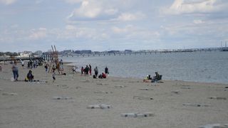 Plaja din Mamaia, luată cu asalt de turişti şi constănţeni, de 1 iunie