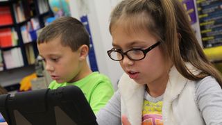 Academia Rom&acirc;nă a donat 100 de tablete unor olimpici şi premianţi ce provin din familii defavorizate