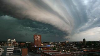 Avertizare ANM: Furtunile iau cu asalt întreaga țară