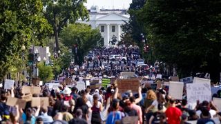 Zeci de mii de oameni îi aduc un omagiu lui George Floyd la Houston